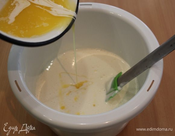 Сливочное масло растопить и аккуратно добавить вместе с йогуртом.