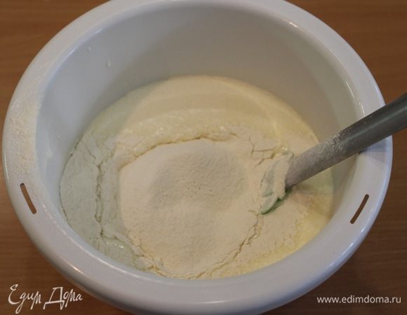 Просеять муку с разрыхлителем.