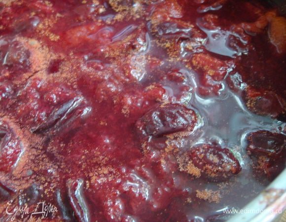 В ингредиентах я указала алычу, сливы почему-то не было. Но я использовала домашнюю сливу и чернослив. Вы можете использовать даже розовую сливу и алычу. 

Сливу вымыть. Добавить литр воды и довести до кипения на огне. Охладить, отделить от косточек.

Девочки! Важно! Что касается воды: отталкивайтесь от своей сливы — для водянистой намного меньше (1 стакан) для мясистой, больше. Потом вы всегда можете отрегулировать густоту или уварить соус. Я делаю так: варю сливу в воде (достаточном количестве) потом ягоду снимаю, пюрирую, добавляю воду-узвар. Но если вы сливу отделяете от кости сразу, то можно и воды добавить сразу только стакан-покрыть сливу в общем. И пюрировать уже с водой.