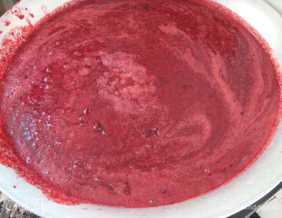Протереть через крупное сито (можно пробить тщательно в блендере), поставить на огонь.