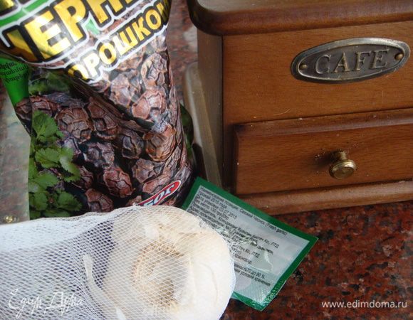 Помимо свежемолотого перца, измельченного (как вам хочется — можно на терке, можно в блендере) чеснока, нам потребуется сахар и соль по вкусу.