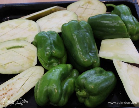 Баклажаны разрезам вдоль и делаем крестообразные насечки ножом. На противень выкладываем  перец и баклажаны, слегка сбрызгиваем оливковым маслом. Ставим запекаться в духовке при 180°С примерно на 30 минут.