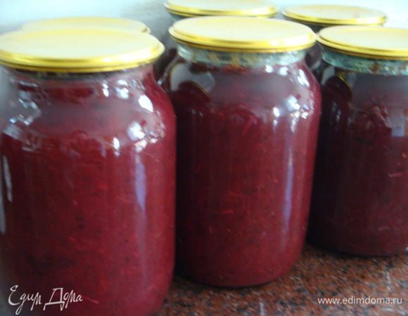 Разлить в чистые стерилизованные банки и закатать.