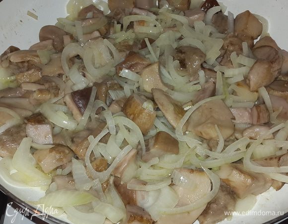 После того как жидкость выпарилась добавляем к грибам лук, солим и обжариваем, постоянно помешивая, до золотистого цвета.
В миске соединяем сметану с мелко нарубленными укропом и чесноком.
