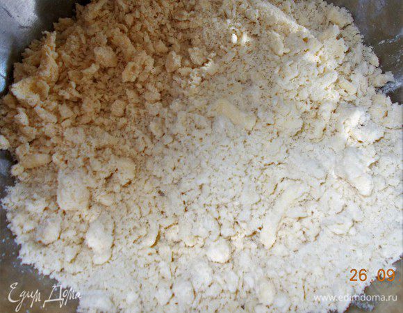 Отделяем белки от желтков, белки ставим в холодильник.
Мелко нарезаем  холодное сливочное масло (соленое) добавляем в муку и разминаем в крошку.Добавляем разрыхлитель.