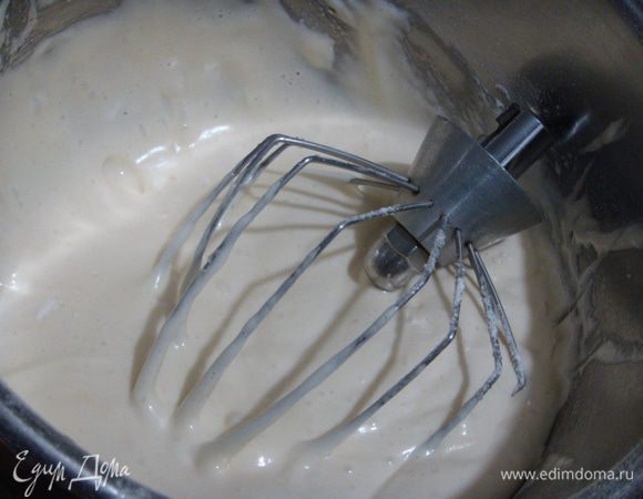 Яйца взбить с сахаром (или пудрой) ввести какао, муку и соединить с шоколадом.