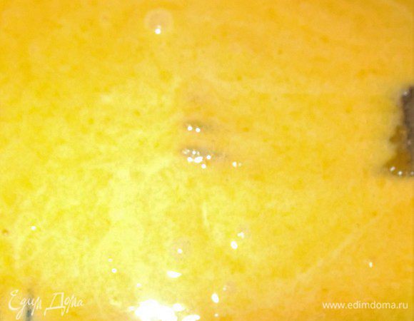 Желтки растираем с 75г сахара, добавляем в маслянно-мучную крошку.