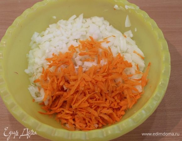 В это время морковь натереть, лук мелко порезать.