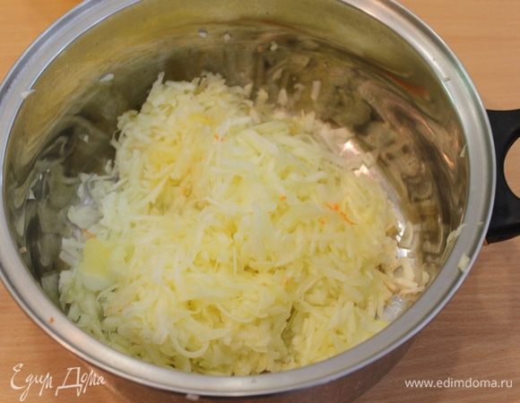 Кабачок натереть на терке.