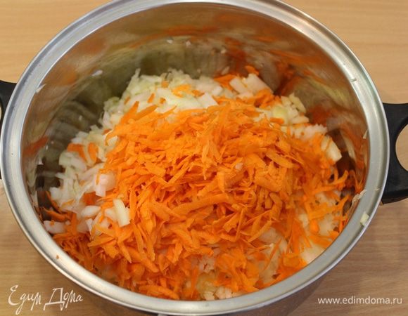 Поместить натертые овощи в кастрюлю с толстым дном, добавить масло и тушить 40 минут.