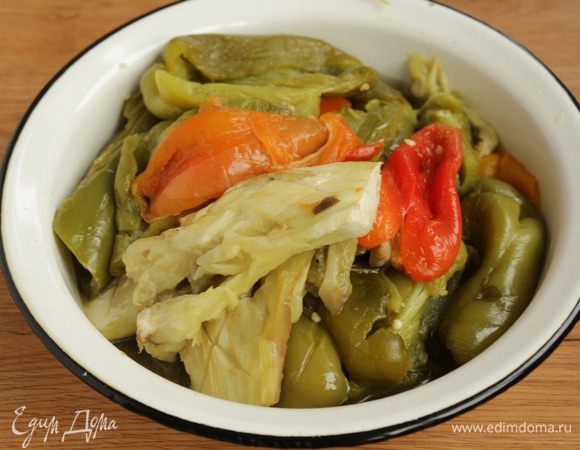 По прошествии времени с запеченных овощей снять шкурки.