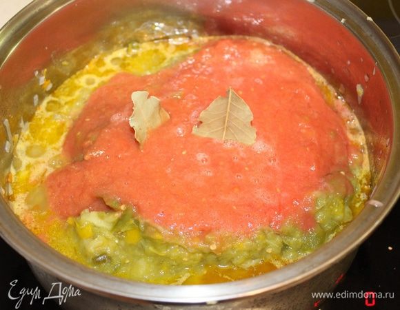 Затем измельчить баклажаны и перцы с помощью блендера и добавить к овощной смеси. С помидор снять кожицу, измельчить и так же добавить в кастрюлю, воткнуть лавровый лист.