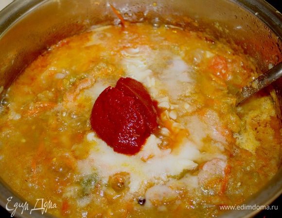 Посолить, добавить сахар, томатную пасту, измельченный чеснок. Перемешиваем и тушим всё ещё минут 15 .