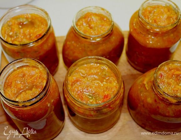 Накладываем икру в  стерилизованные банки и закатываем. Укутываем под " шубу" и даём полностью остыть. Затем храним в прохладном месте.