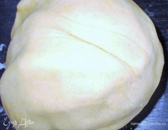 Замешиваем теcто. Отделяем 1/3 и кладем в морозилку на 30 минут. Вторую часть теста выкладываем в смазанную маслом форму, хорошо распределяем по форме делаем бортики.