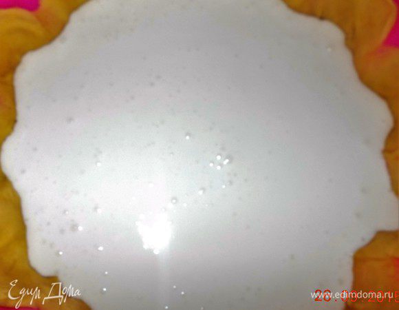 Белки взбиваем с оставшимся сахаром до густой пены (не до пик). Выкладываем на тесто.