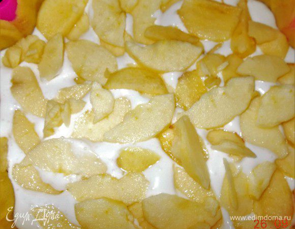 Очистить яблоки, нарезать дольками, выложить на белки.