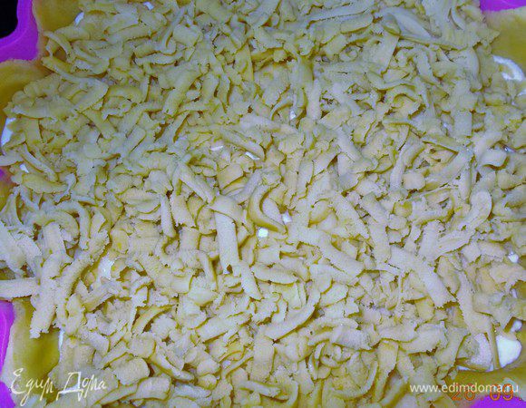  Достаем из морозилки тесто и натираем на средней терке.