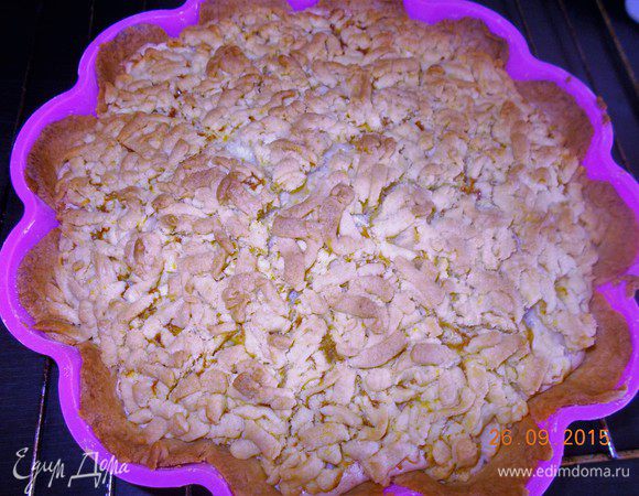 Ставим пирог в заранее разогретую до 180 градусов, 35-45 минут. Дать остыть.