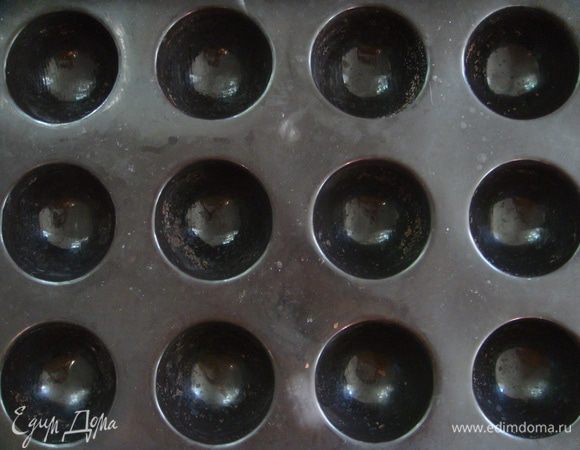 Форму лучше взять качественную силиконовую. У меня французская. Тесто распределить на 2/3 формы столовой ложкой.
Выпекать в разогретой духовке при 180С 8 минут! Не больше!