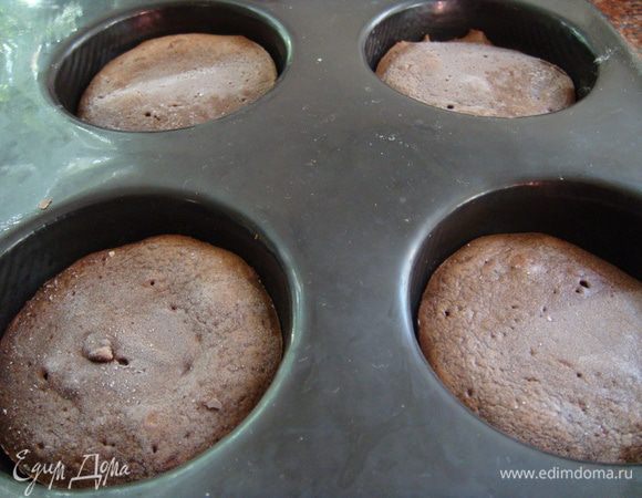 Вынуть и... Я замораживаю сразу. Это очень удобно. Утром к кофе, 30 секунд на средней скорости (450 вт) в микроволновке и теплый, с мягкой текущей сердцевинкой десерт - готов! Ребенку к чаю, когда он занят заданиями, особенно в 4 часа, когда до ужина далеко а силы падают, или в выходной!
В общем, идеальный выход для работающих женщин :)

Приятного аппетита и сладкой Вас осени! ;)