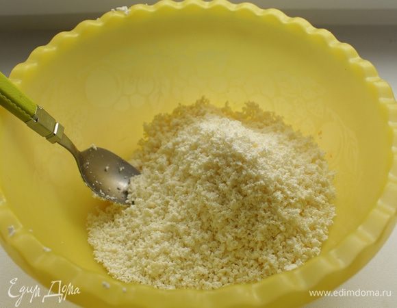 Творог протереть через сито.