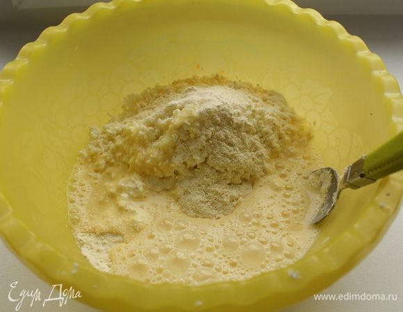 Яйца немного взбить, добавить к творогу, добавить немного сахара, затем муку и перемешать. Возможно, если влажный творог муки уйдет немного больше. 