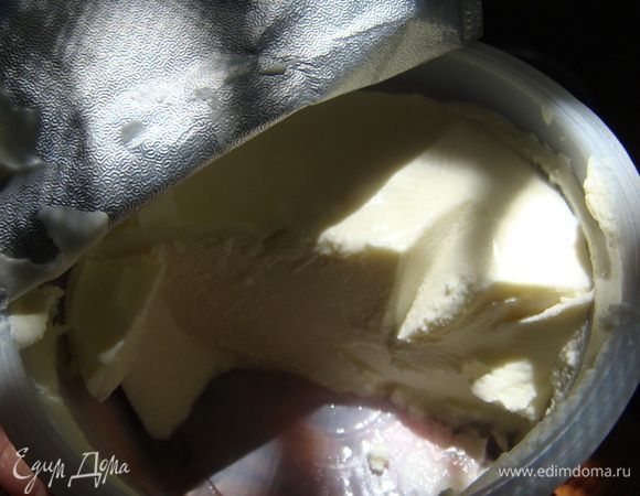 Сразу объяснюсь:я указала в ингредиентах "сыр домашний" т.к. Филадельфии", которую традиционно все массово использовали в прошлом, сейчас не найти. Я нашла приличную замену, "Русская Филадельфия", делают ее у нас вы сможете использовать домашний сыр для чизкейка по рецепту наших девочек с сайта или по вашему собственному рецепту. 