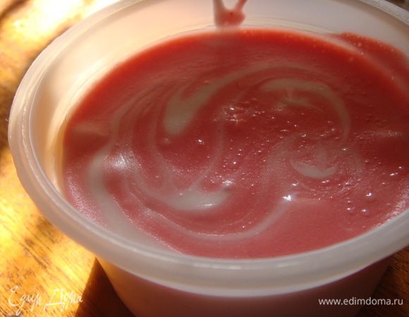 Замочить желатин в воде.
Желки растереть с сахаром, добавить мягкий сыр, взбить. Сливки взбить. Соединить сливки и нашу массу. Ввести малину, растопленный желатин перемешать. Разлить массу в формы. Отложить 2 ложки массы и добавить в нее еще 2 ложки варенья, сока или сиропа малины для яркости. Вылить сверху в формы и зубочисткой сделать разводы