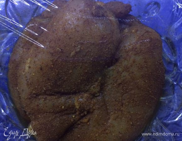 Куриное филе обсыпаем солью, затем приправой для курицы. Укладываем в емкость, накрываем пленкой и отправляем мариноваться в холодильник (в моем случае на ночь).