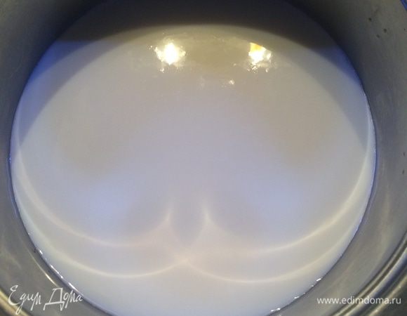 В кастрюлю с толстым дном наливаем молоко, немного солим. Доводим молоко до кипения. 