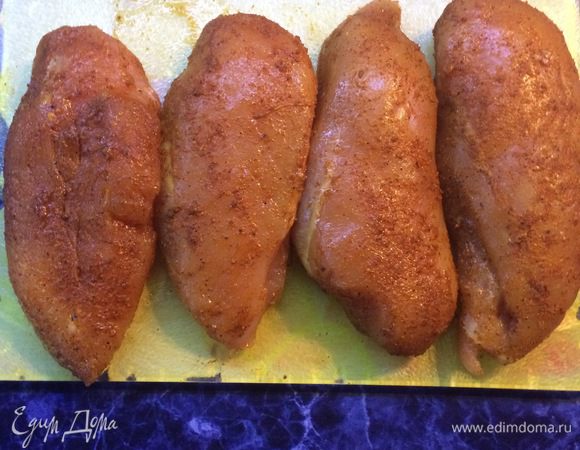 Подготовим филе для погружения в закипевшее молоко.