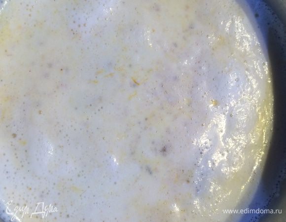 Опускаем по очереди один кусочек филе за другим в молоко. Я для удобства филе разполовинила. Как только опустили последний кусочек, считаем до 30 и выключаем газ.