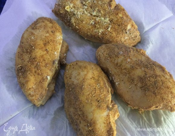 По истечении 2-х часов достаем наше филе и обсушиваем его бумажными полотенцами. 