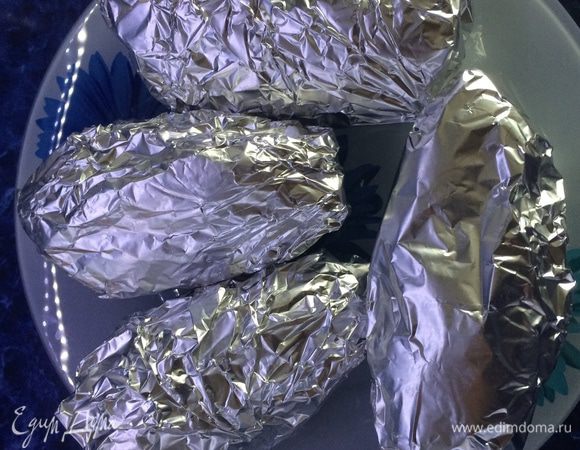 Каждый кусок филе оборачиваем в фольгу и отправляем наше мясо в холодильник до полного остывания (у меня на 5 часов).