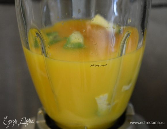 В блендер добавить очищенный авокадо от ядра и кожицы. Сок апельсиновый натуральный. Ваниль по желанию и мед.