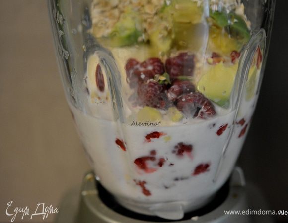 Молоко миндальное можно заменить обычным. Ягоды любые замороженные. Загрузить все в блендер. Авокадо очистить от кожицы и ядра.