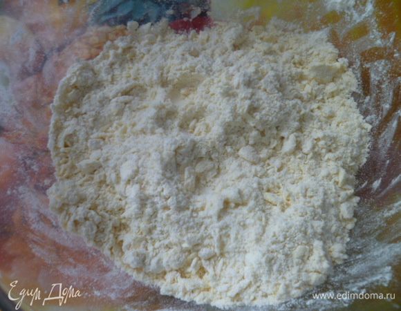 Добавляю 1 (250 мл) стакан просеянной муки смешанную с неполной 1 ч. л. соды и пальцами растираю в крошку.
Затем добавляю 2 ст. л. измельченных овсяных хлопьев, сахар, ванильный сахар и перемешиваю.