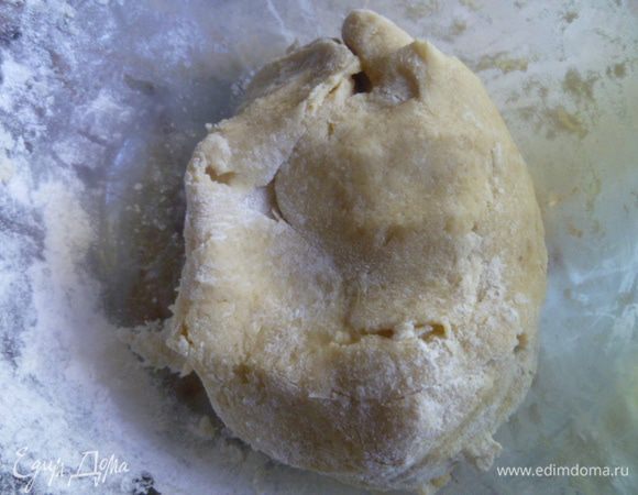Добавляю еще 0,75 просеянной муки, пока тесто перестанет липнуть.
Поэтому смотрите по своей муке, может вам понадобится меньше или больше муки. Кладем тесто на 30 минут в холод.