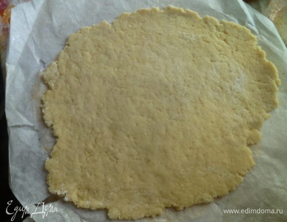 Дальше я беру часть теста и раскатываю на пергаменте как можно тоньше.