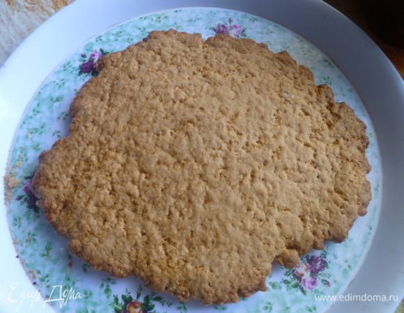 Выпекаю в духовке при 220 градусах 14 минут.
Из данного количества теста у меня получается три коржа, но у меня маленькая духовка. Поэтому вы можете тесто разделить на 2 части или испечь один большой корж, а потом просто его разрезать.