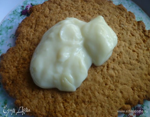 Когда же в доме есть заварной крем (я его просто так, покушать варю), то корж смазываю кремом, толстым слоем.