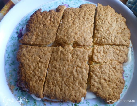 Кладу на него второй корж, сразу же нарезаю.