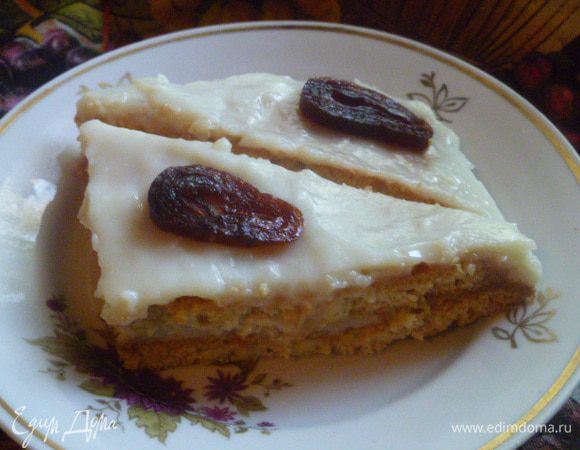 Затем сверху снова толстый слой крема и дать немного, около 30 минут постоять. Затем каждый прямоугольник я нарезаю на треугольники и украшаю сливовой пастилой. Вы можете взять свой любимый крем.