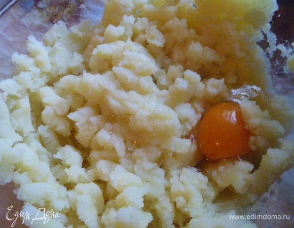 Обычно эти кексики я делаю, когда у меня остается лишнее картофельное пюре.
В пюре я добавляю яйцо, перемешиваю.