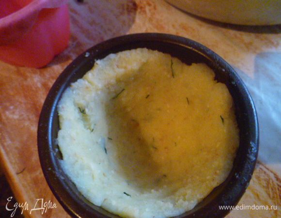 Железных формочек у меня нет, я делаю в силиконовых.
Беру немного картофельного пюре, кладу в формочку и хорошо разминаю пальцами по дну (дно делаю толстое) и бокам формочки.