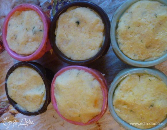 Сверху закрываем картофельным пюре и немного утрамбовываем.