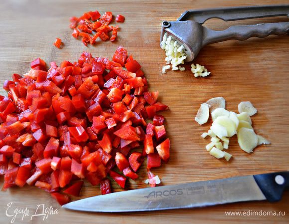 Сладкий перец очистите от плодоножки и семян, нарежьте мелкими кубиками. Чеснок, чили и имбирь (кусочек 2 см) измельчите. 