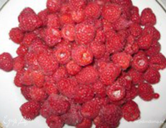 Малину перебрать, помыть и дать воде стечь. Я положила на сито, через 20 минут она была сухая.