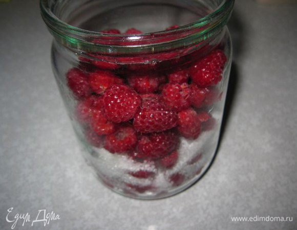 В чистую и сухую банку кладем малину и пересыпаем сахаром. 